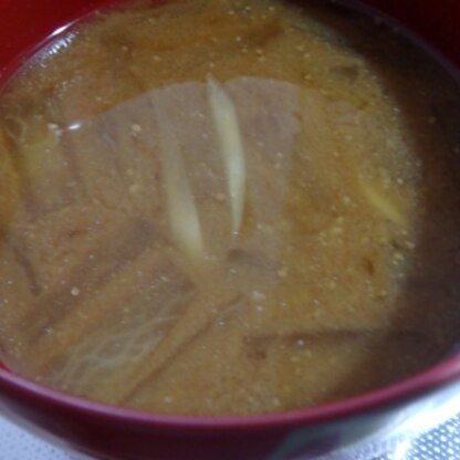 ごぼうの味がお味噌汁にいきわたってごぼうのおいしいお味噌汁でした＾＾ごちそうさまでした。またごぼうをお味噌汁にいれてくなりました。